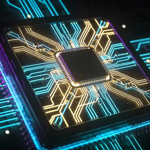 Primo piano di un circuito integrato FPGA su PCB, affiancato da un diagramma schematico che illustra la struttura interna a matrice programmabile di un dispositivo PLD con piani logici AND e OR interconnessi.