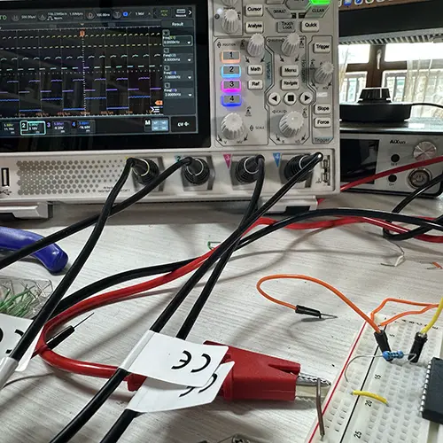 Contatore sincrono a 4 bit implementato su PLD sequenziale ATF16V8B con WinCUPL, testato su breadboard con oscilloscopio