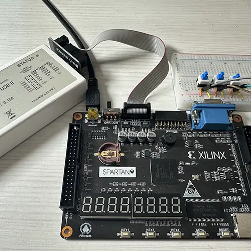 FPGA Spartan 6 con blocchi logici programmabili e connessioni interne, esempio di architettura hardware configurabile utilizzata in elettronica digitale